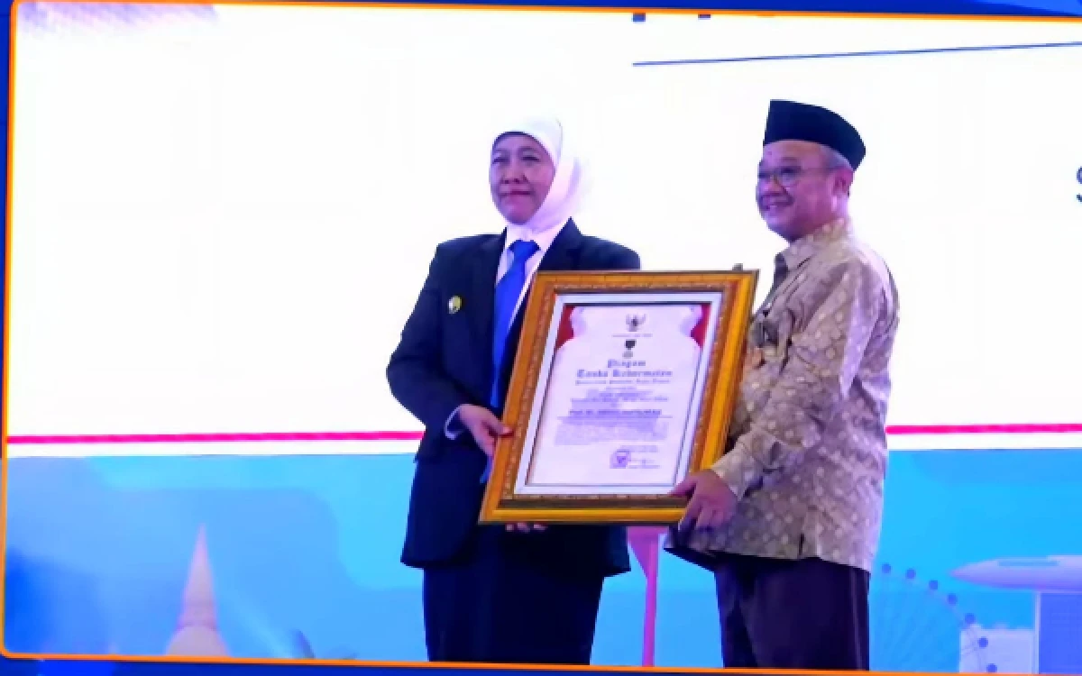 Foto Mendikdasmen RI Prof. Dr. Abdul Mu’ti (kanan) menerima  Lencana Penghargaan Jer Basuki Mawa Beya kategori Emas dari Gubernur Jatim Khofifah Indar Parawansa (kiri) di sela kegiatan Pelepasan 3.000 Lulusan SMK dan 600 Lulusan LKP d Islamic Center Surabaya pada Rabu, 20 Mei 2026. (Foto: TL @dinaspendidikanprovinsijaw2925)