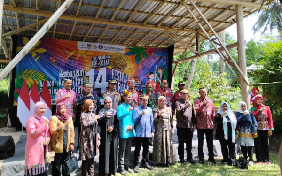Thumbnail Berita - Dukung Festival Egrang Tanoker, Pemkab Jember Dorong Pelestarian Budaya dan Pendidikan Karakter