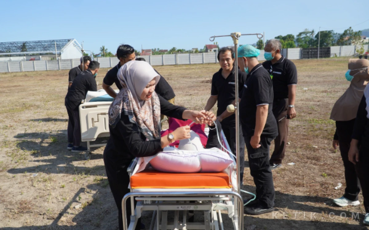 Foto Petugas RSUD dr Darsono Pacitan melakukan simulasi evakuasi pasien dalam gladi lapang kesiapsiagaan menghadapi gempa bumi, tsunami, dan kebakaran, Kamis, 18 Juni 2026.
