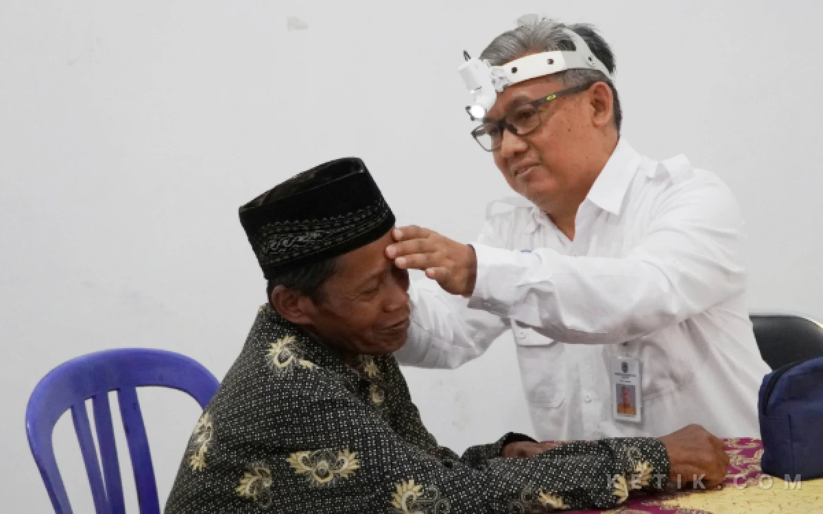 Foto Dokter dan tenaga kesehatan RSUD dr. Darsono memberikan edukasi serta pemeriksaan kesehatan kepada peserta dalam kegiatan Promosi Kesehatan Komunitas Lansia Berbasis Rumah Sakit di Desa Widoro, Kecamatan Donorojo.