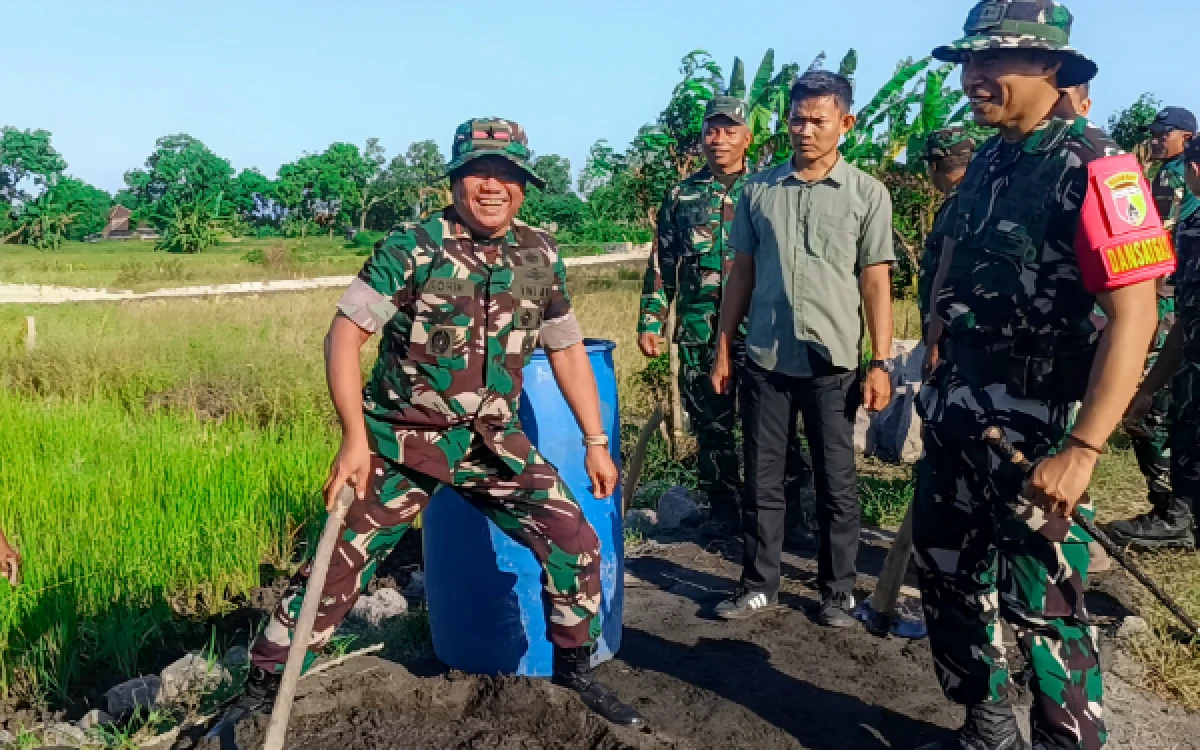 Foto Danrem 084/Bhaskara Jaya Brigjen TNI Kohir saat mengaduk material yang digunakan untuk membangun Desa Slempit di Kabupaten Gresik pada Rabu, 6 Mei 2026. (Foto: Penrem 084/BJ)
