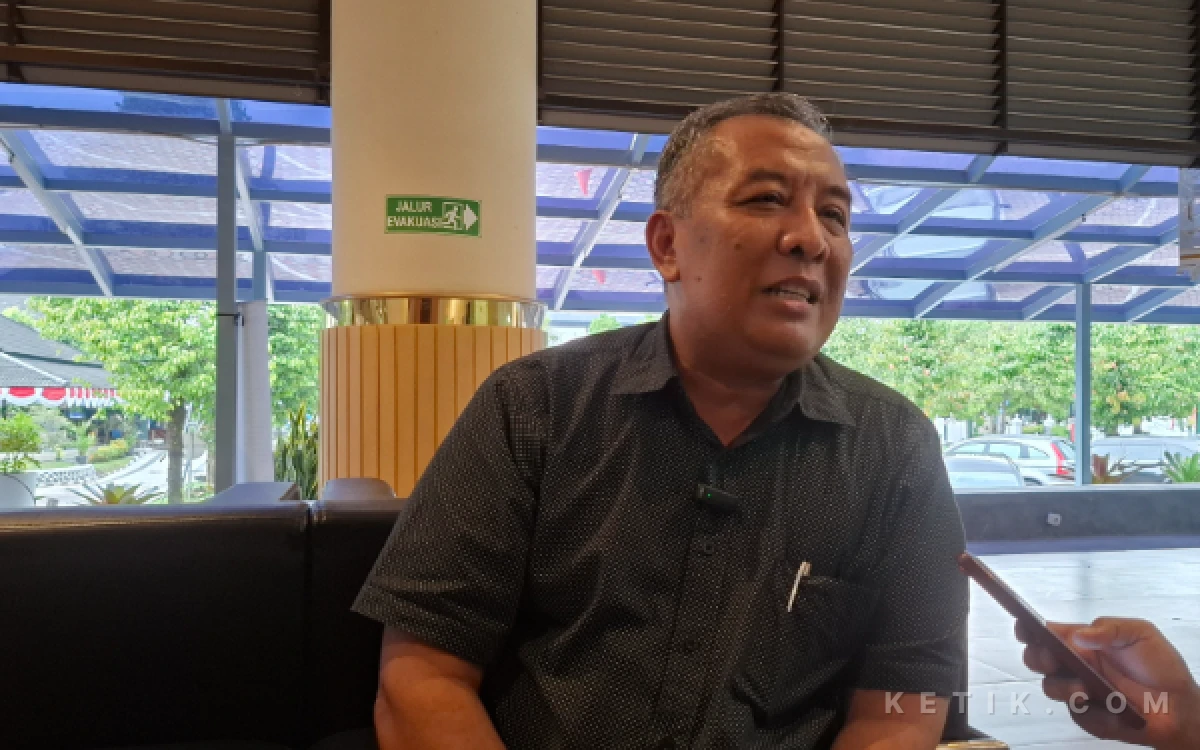 Foto Ketua Umum Panitia Hari Jadi ke-110 Kabupaten Sleman, Dwi Anta Sudibya, memberikan penjelasan mengenai persiapan teknis dan filosofis peringatan hari jadi di lingkungan Pemkab Sleman. (Foto: Fajar R/Ketik.com)