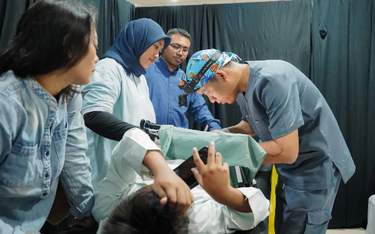 Foto Tim dokter dan tenaga medis dari Klinik SIER saat melakukan khitan kepada salah seorang peserta khitan massal memperingati HUT ke-52 PT SIER di Wisma SIER pada Selasa, 23 Juni 2026. (Foto: Humas PT SIER)