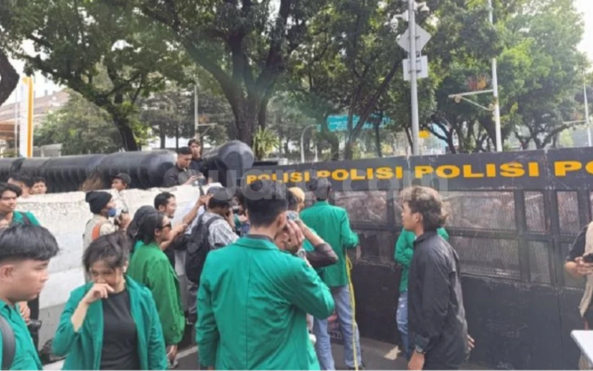 Thumbnail Berita - Demo Dua Tahun Prabowo-Gibran di Jakarta, Jalan ke Patung Kuda Ditutup dan Mahasiswa Tertahan Barikade