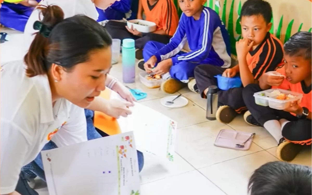 Foto Salah satu kegiatan JAPFA for Kids makan bersama siswa. (Foto: Dok. JAPFA)