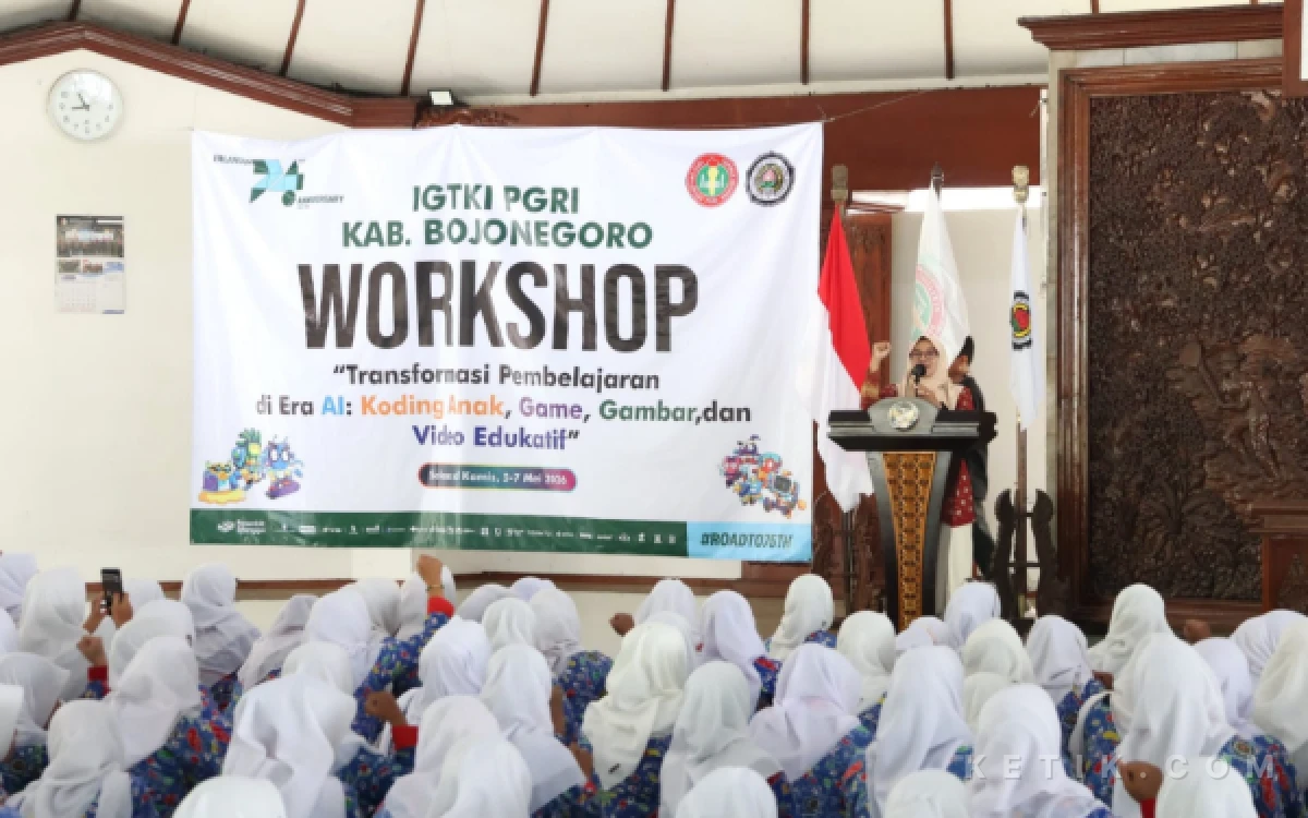 Foto Ketua Panitia IGTKI PGRI Kabupaten  ( Ani Julita, menyampaikan hadirnya AI membawa perubahan besar di sektor pendidikan.  ('foto Humas pemkab Bojonegoro ')