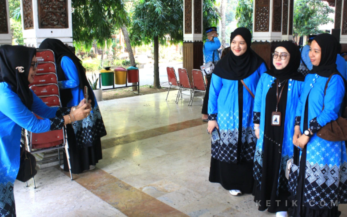 Foto Jamaah calon haji perempuan menyempatkan diri foto-fotoan bersama besties di Pendopo Delta Wibawa. (Foto: Fathur Roziq/Ketik.com)