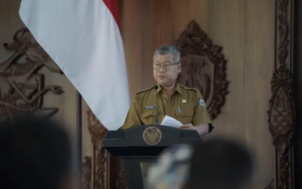 Foto Sekretaris Daerah Kabupaten Pacitan Maulana Heru Wiwoho Supadi Putra menyampaikan sambutan dalam kegiatan External House Training Bantuan Hidup Dasar (BHD) dalam rangka memperingati World Heart Day 2026 di Pendopo Kabupaten Pacitan, Selasa, 6 Oktober 2026.