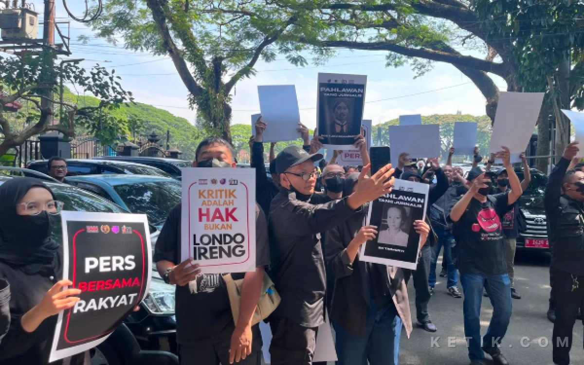Foto Aksi Wartawan Malang Raya menjadi bentuk protes atas pernyataan Presiden RI Prabowo Subianto yang menyebut wartawan sebagai 'Londo Ireng'. (Foto: Faiz/Ketik.com)
