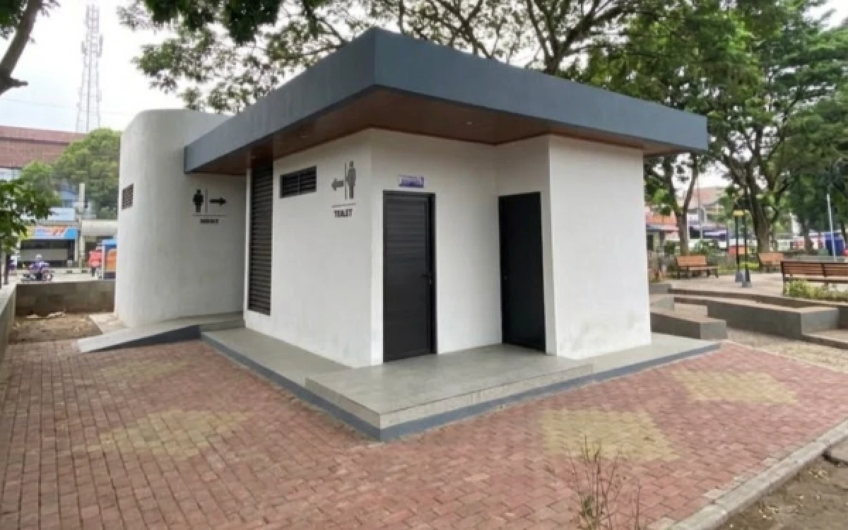 Thumbnail Berita - Toilet Umum Alun-alun Rangkasbitung Disorot, Kiki Sebut Longsor Terjadi akibat Kondisi Alam
