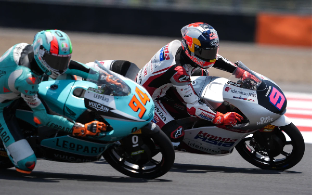 Foto Veda Ega Pratama (depan) pembalap Moto3 Indonesia di Sirkuit Mandalika, 11 Oktober 2026. (Foto: Honda Team Asia)