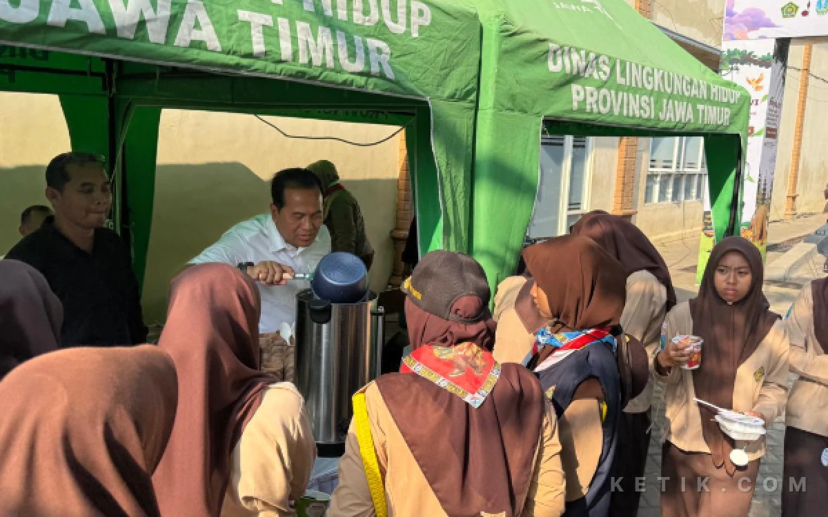 Foto Kepala DLH Jatim, Nurkholis, tampak melayani para peserta Perkemahan Pramuka Santri Nusantara (PPSN) 2026 di Ponpes An Nur Bululawang, Malang. (Foto: Kiagus Firdaus/Ketik.com)