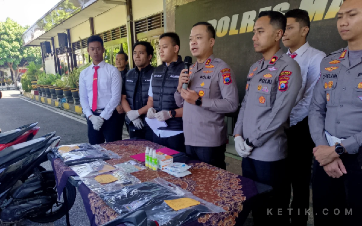 Thumbnail Berita - Bawa Karambit dan Badik Saat Malam 1 Suro, Dua Pemuda Ditangkap Polres Malang  ‎
