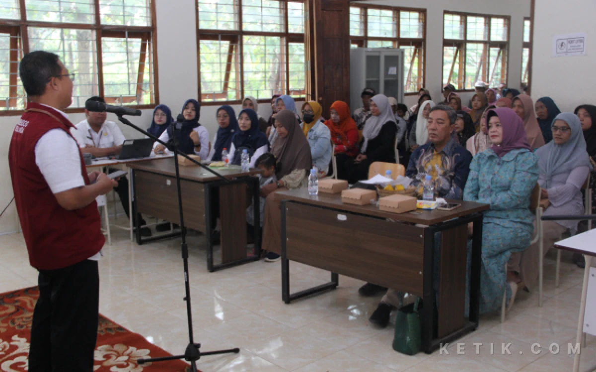 Foto Kepala Sekolah Rakyat Terintegrasi 8 Jombang Andik Minarto menyampaikan sambutan dalam acara Penyerahan Rapor Akhir Semester Genap yang dihadiri para wali murid, 20 Juni 2026. (Foto: Rahmat Rifadin/Ketik.com)