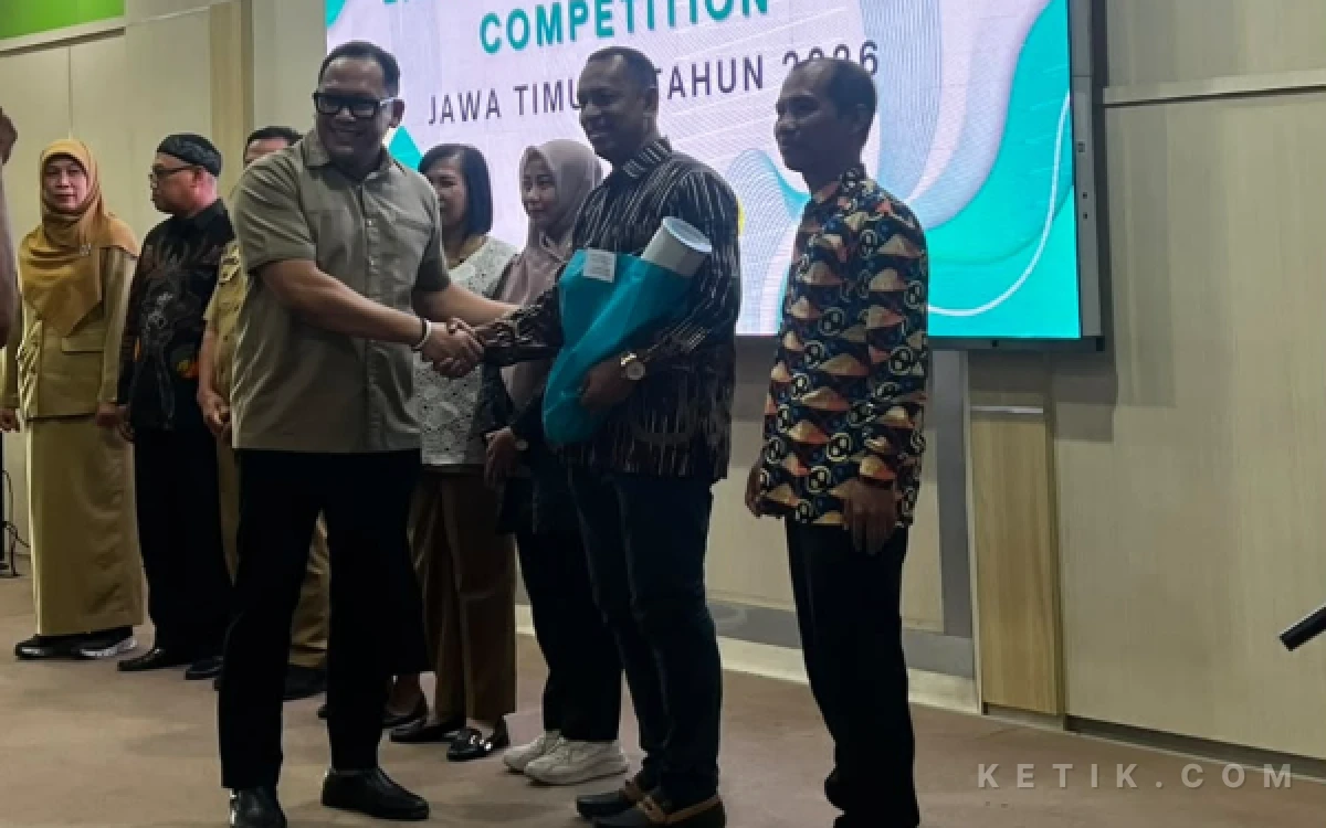 Foto Tubagus Arie Rukmantara, Kepala Kantor Lapangan UNICEF Indonesia Wilayah Jawa menyerahkan hadiah kepada para pemenang. (Foto: UNICEF for Ketik.com)