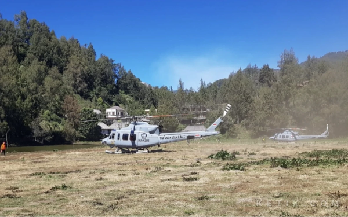Foto Helikopter BNPB melakukan operasi water bombing untuk memadamkan kebakaran hutan dan lahan di kawasan Taman Nasional Bromo Tengger Semeru yang telah meluas hingga 176 hektare, Jumat, 7 Agustus 2026. (Foto: BPBD Kabupaten Malang)