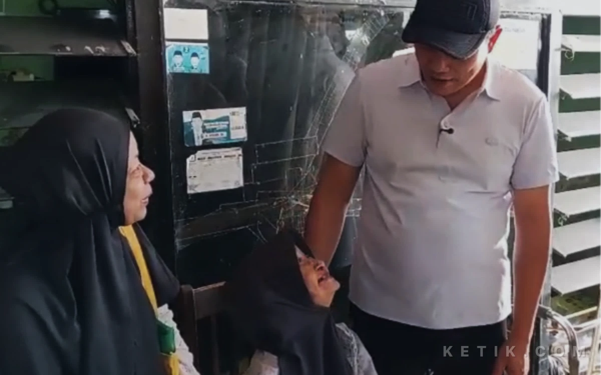 Thumbnail Berita - Bupati Subandi Nikmati Libur Tanggal Merah dengan Kunjungi Tetangga, Bantu Perbaikan Rumah