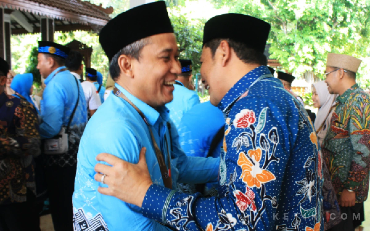 Foto Anggota DPRD Sidoarjo dari PKB Achmad Muzayyin berpelukan dengan Bupati Subandi sebelum berangkat dari Pendopo Delta Wibawa ke Asrama Haji Surabaya. (Foto: Fathur Roziq/Ketik.com)