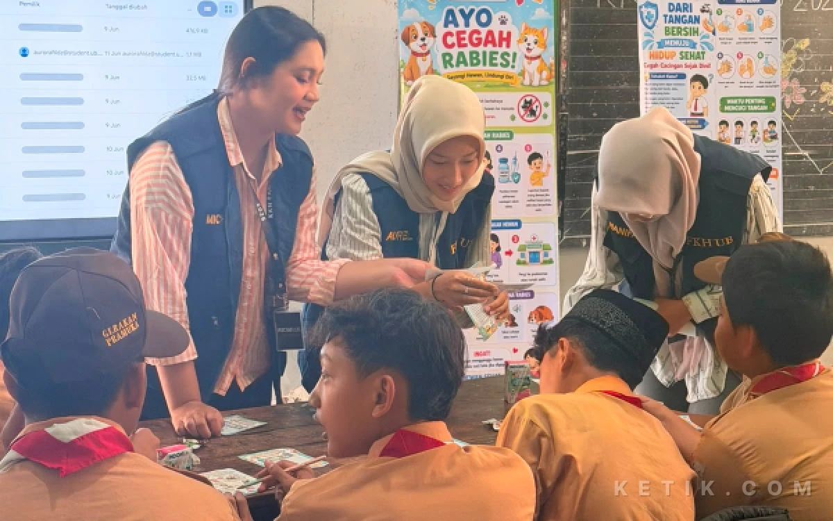 Foto FKH Universitas Brawijaya mengedukasi siswa SDN 1 Kalisongo terkait hewan sakit dan mencegah zoonosis. (Foto: Dok. Ketik.com)