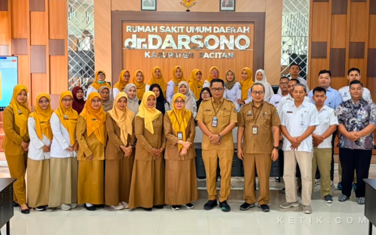Foto Peserta pelatihan keamanan pangan olahan siap saji bagi jajaran ahli gizi hingga pramusaji RSUD dr. Darsono Kabupaten Pacitan berfoto bersama usai mengikuti kegiatan pelatihan di lingkungan RSUD dr. Darsono Pacitan.