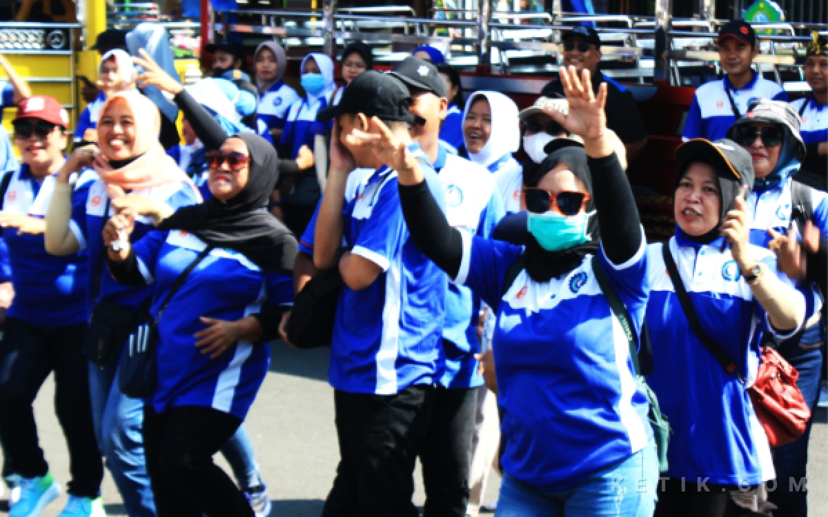 Foto Peringatan Hari Buruh Internasional (May Day) dirayakan dengan iringan musik sambil berjoget sukacita. (Foto: Fathur Roziq/Ketik.com)
