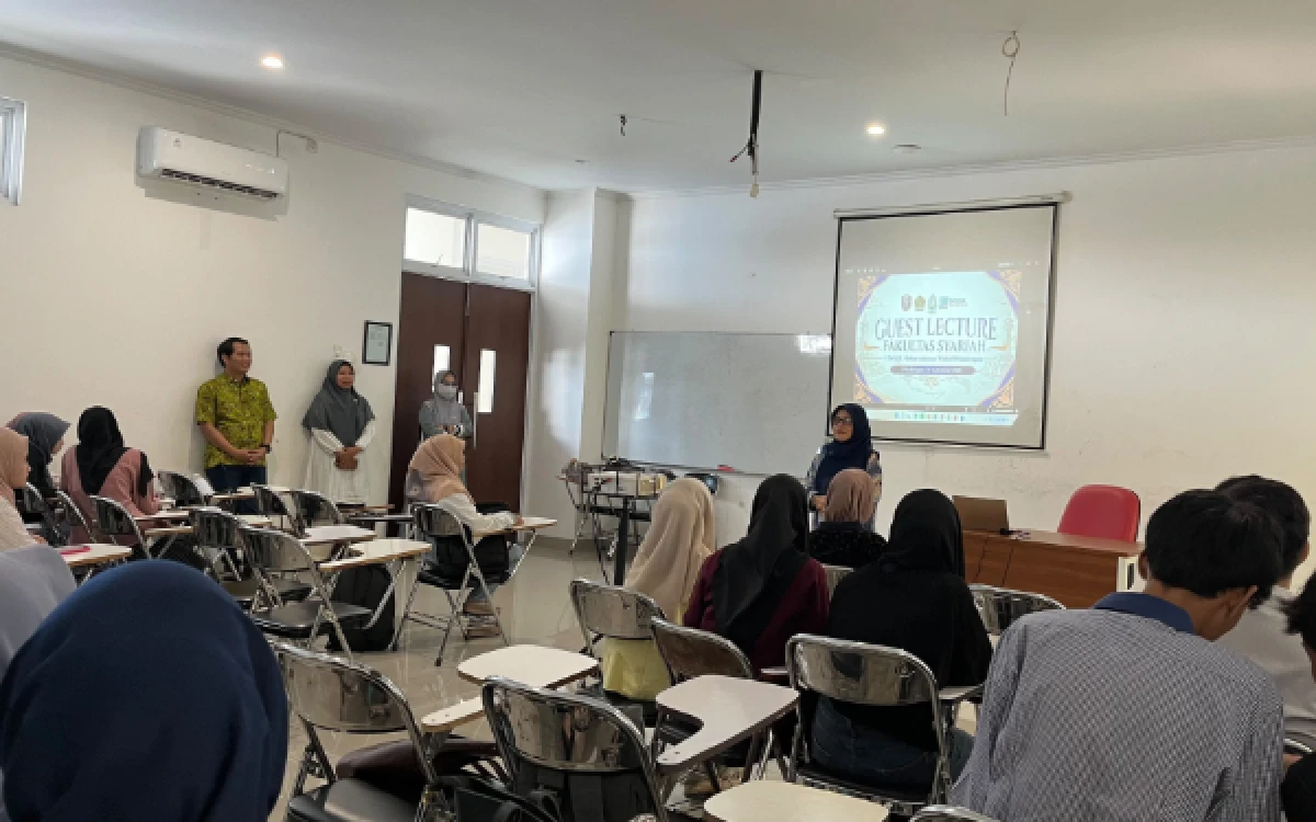 Foto Dosen Fakultas Syariah UIN Malang, Jundiani, saat menyampaikan materi Hukum Lingkungan kepada mahasiswa Program Studi Hukum Tata Negara (HTN) Fakultas Syariah UIN Gus Dur Pekalongan