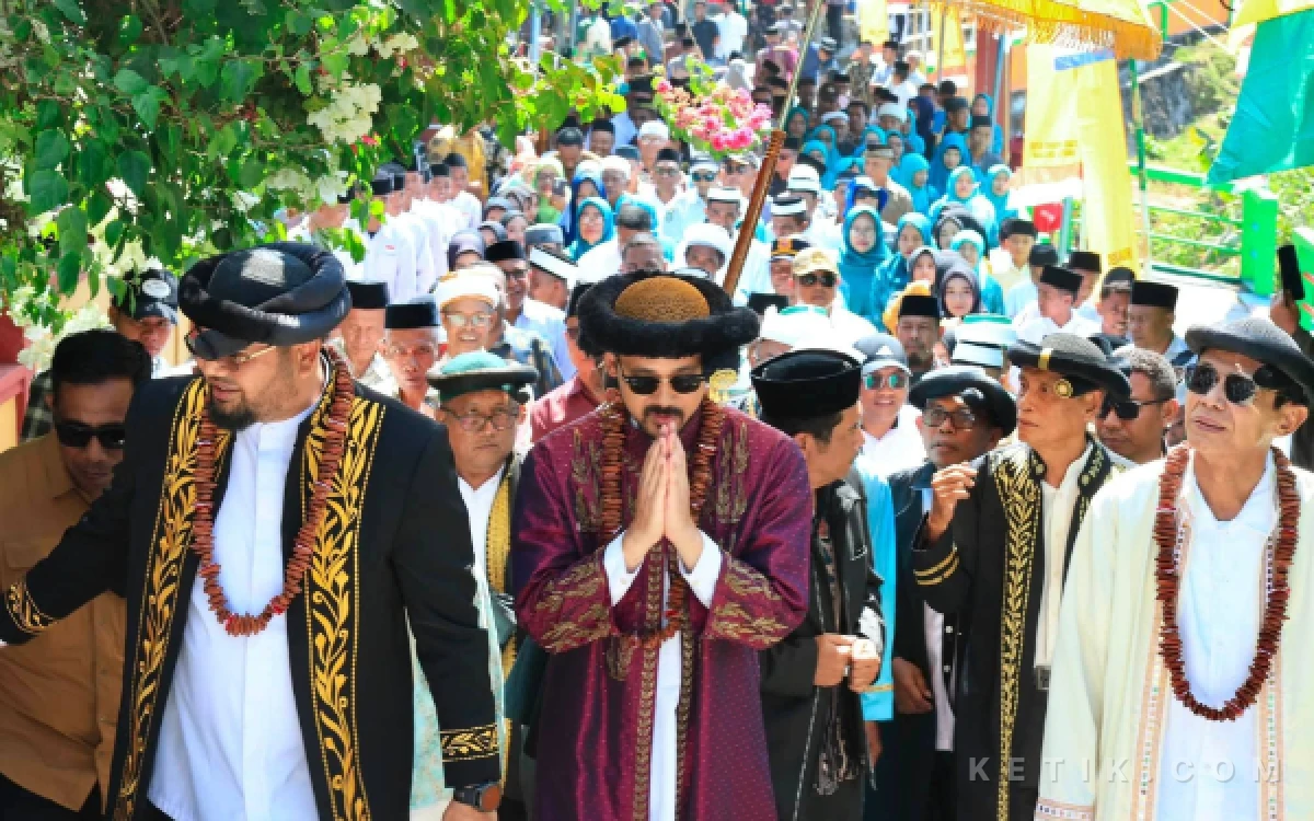 Foto Bupati Bassam Kasuba dan Wakil Bupati Helmi Umar Muchsin serta sultan Bacan Muhammad Irsyad Maulana Sjah saat tiba di Desa Dauri Pulau Makian (Foto: Ongen For Ketik.com)
