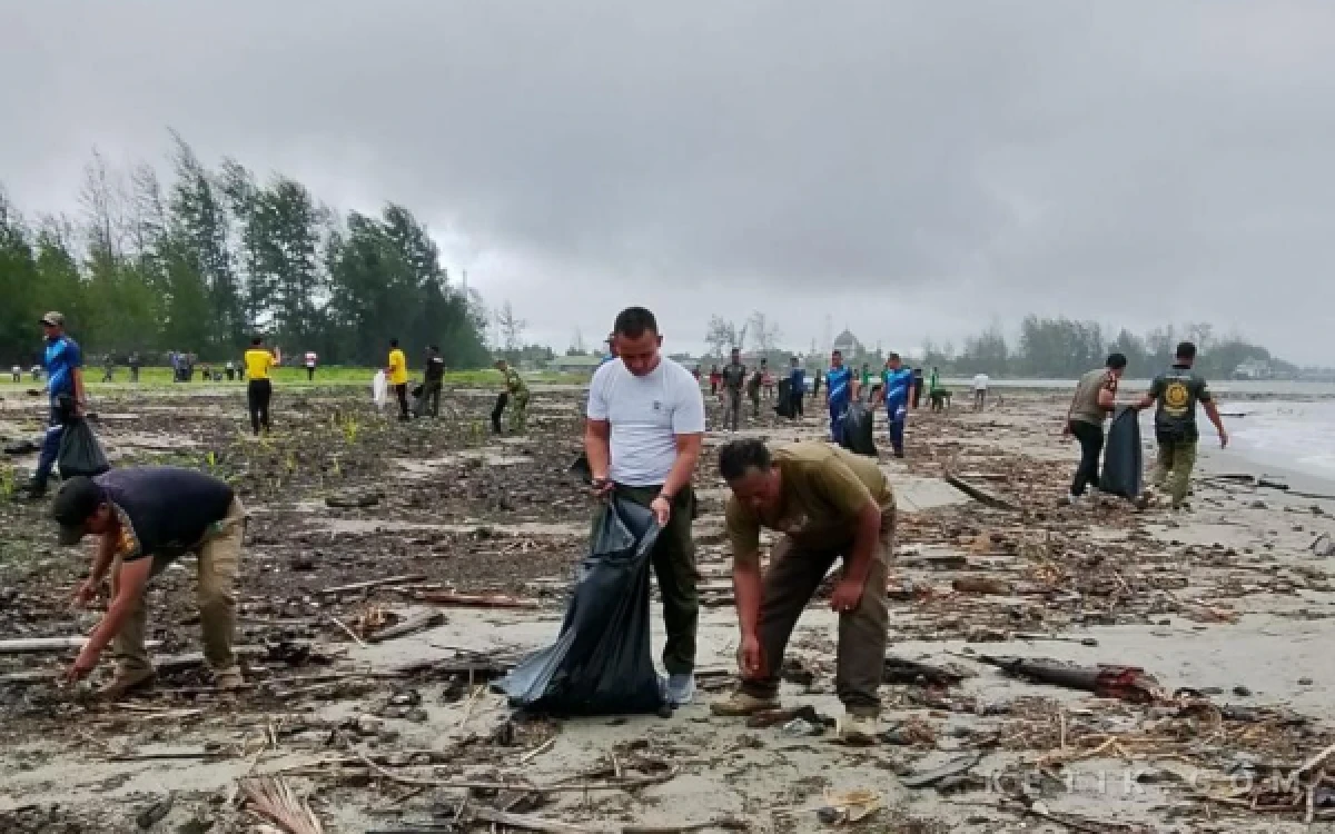 Thumbnail Berita - ASN dan Masyarakat Bersih-Bersih Pantai Pulo Sarok Aceh Singkil