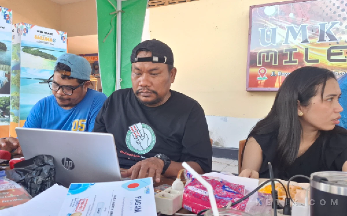 Foto Darmin Hasim saat di wawancara ditengah kesibukan sebagai Ketua Panita Saruma Domino Open Tournament PORDI Halsel (Foto: Mursal/Ketik.com)