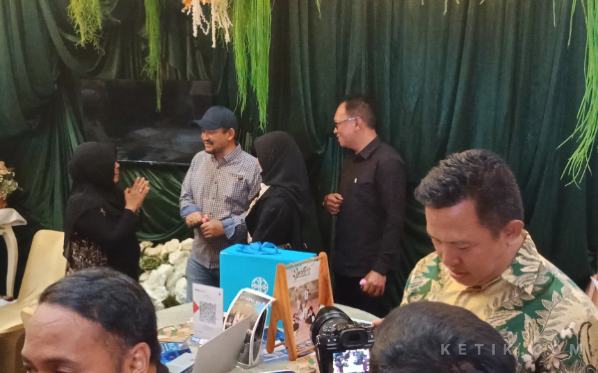 Foto Bupati Pemalang Anom Widiyantoro saat mengunjungi salah satu Booth di Acara Pemalang Wedding Fair 2026 (Foto: Slam/ketik.com)