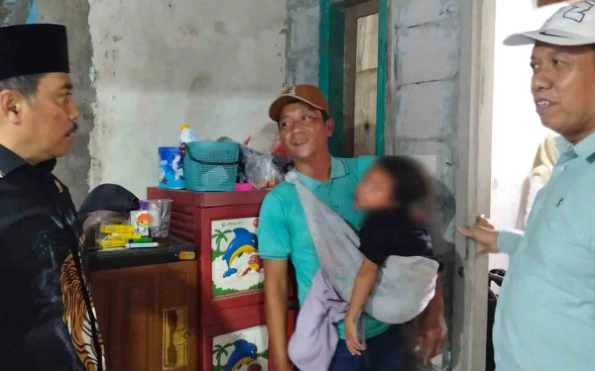 Thumbnail Berita - Anggota DPRD Sidoarjo Bantu Bocah Cerebral Palsy Hidup Bersama Ayah, Ditinggal sang Ibu