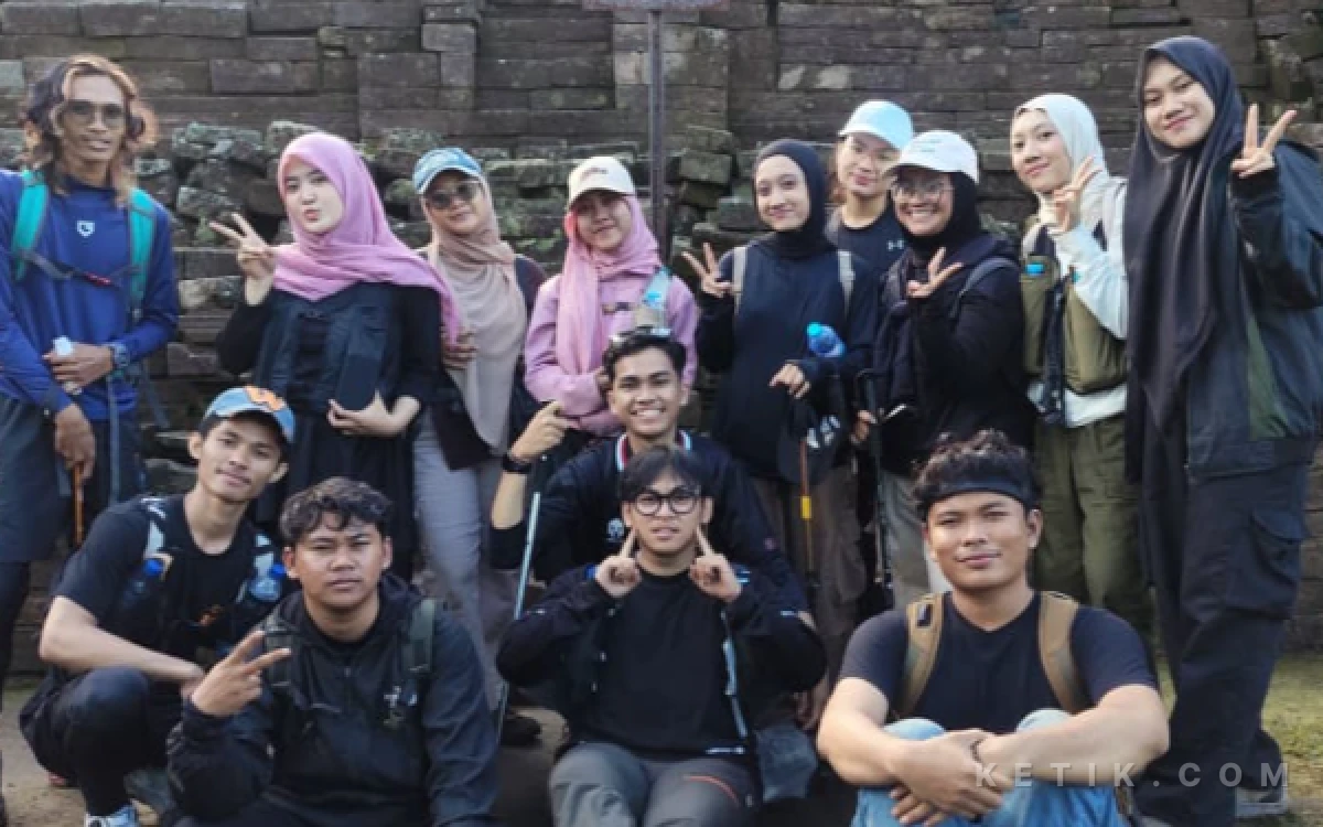 Foto Sejumlah Pendaki saat foto bersama di Candi Carik di Gunung Sarah Kelopo pada Jumat, 1 Mei, 2026. (Foto: Muhammad Dzikrullah Akbar/ketik.com)
