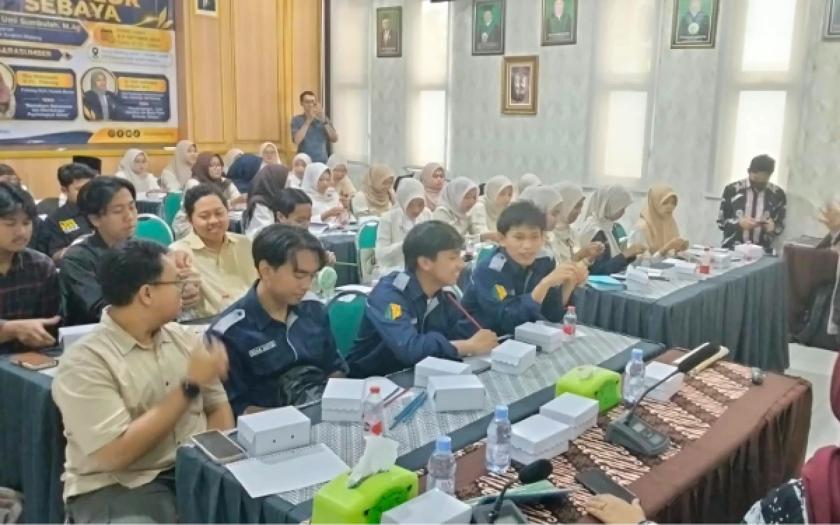 Foto Melalui pelatihan konselor sebaya, Fakultas Syariah UIN Malang mendorong terbentuknya mahasiswa yang tidak hanya memiliki kompetensi akademik, tetapi juga memiliki kepedulian, kepekaan, dan keterampilan interpersonal dalam mendukung sesama mahasiswa. (Foto: Fakultas Syariah UIN Malang)