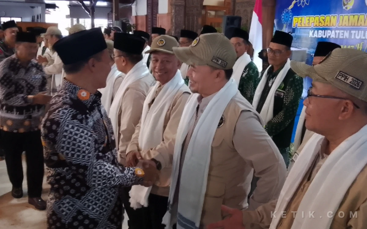 Thumbnail Berita - Lepas Jemaah Haji 2026, Plt Bupati Tulungagung Titip Doa untuk Kedamaian Daerah