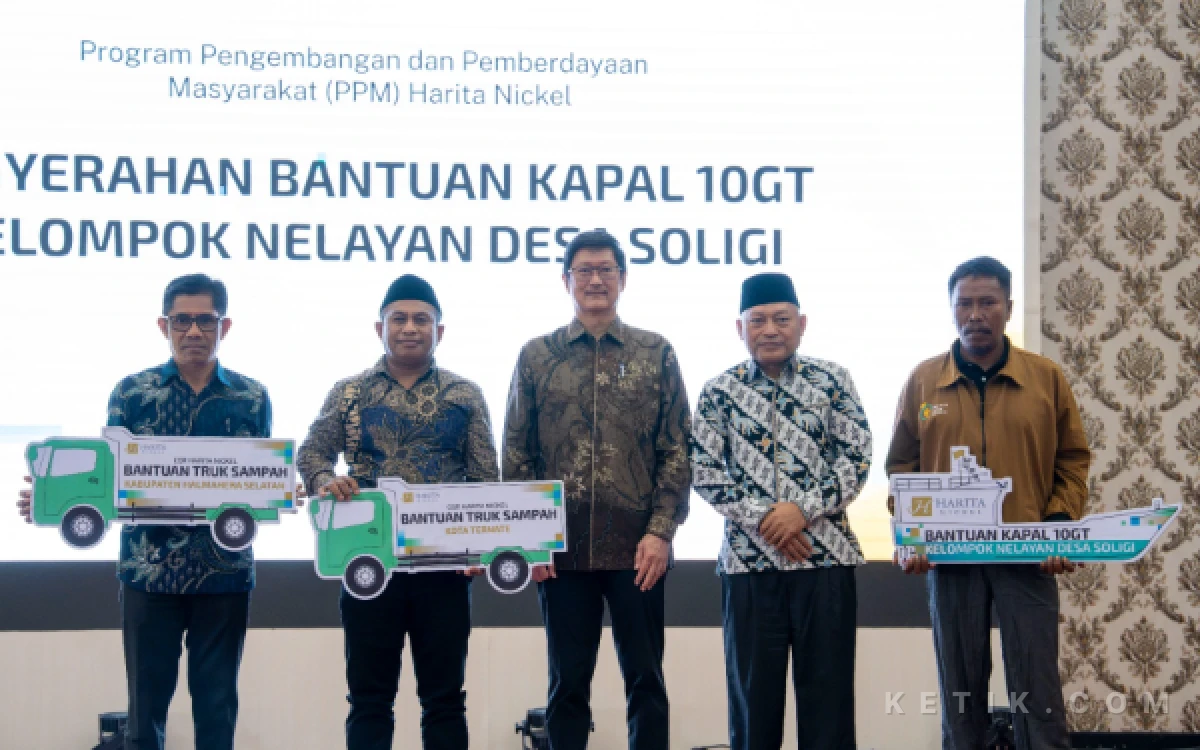 Foto Penyerahan simbolis truk sampah untuk Pemkot Ternate dan Pemkab Halsel, serta kapal penampung ikan kepada Kelompok Nelayan Soligi oleh Direktur Utama Harita Nickel Roy Arman Arfandy dan Wakil Gubernur Maluku Utara Sarbin Sehe. (Foto: Istimewa)