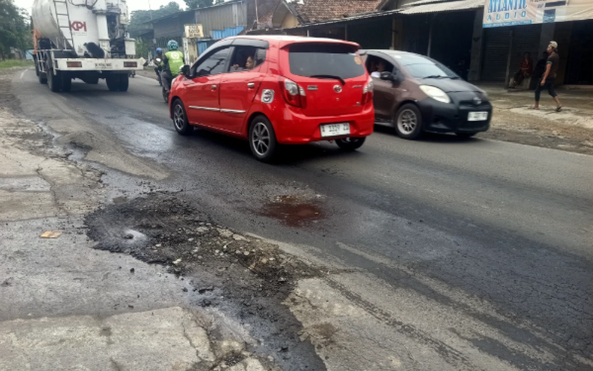 Foto Aspal terkelupas di tepi jalan
Kerusakan aspal di sisi badan jalan pada ruas By Pass Soekarno-Hatta, Rangkasbitung, (12/10/2026). (Foto: Abdul Kohar/Ketik.com)