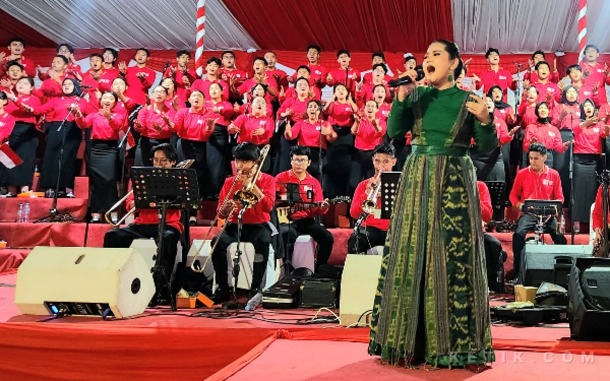 Foto Murid SR Terintegrasi 1 Banyuwangi, Deswita Maharani, saat tampil bersama paduan suara di sela Upacara Penurunan Bendera Merah Putih memperingati HUT ke-81 RI di Gedung Negara Grahadi Surabaya, Senin, 17 Agustus 2026. (Foto: Fiqih Arfani/ketik.com)
