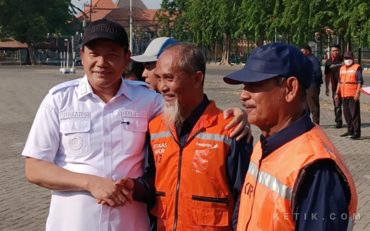 Thumbnail Berita - Apel Jukir Sidoarjo, Bupati Subandi Tegaskan Harus Disiplin  Kerja dan Setor