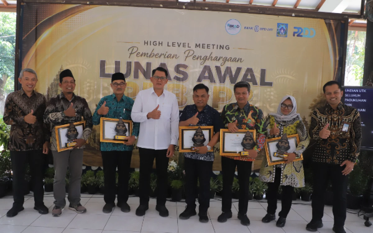 Foto Wakil Bupati Sleman, Danang Maharsa, berfoto bersama para perwakilan kapanewon, kalurahan, dan padukuhan penerima penghargaan Lunas Awal PBB-P2 2026. (Foto: Pemkab Sleman for Ketik.com)