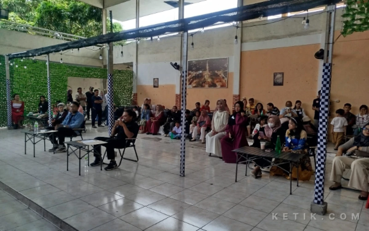 Foto para peserta beserta orang tua di acara V-Vintage Voice of Independence di pasar Kliwon Kota Mojokerto (foto : sholahudin/ ketik.com)