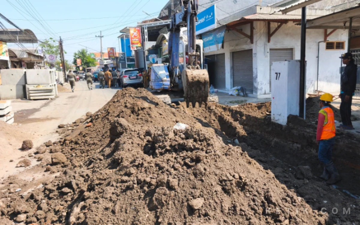 Foto Alat berat menggali saluran drainase di Jalan Bluru Kidul, Kecamatan Sidoarjo. (Foto: Kominfo Sidoarjo)