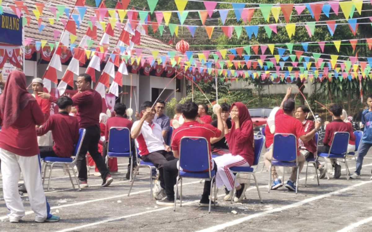 Foto Sejumlah pegawai DPUPR Kabupaten Lebak antusias mengikuti perlombaan Agustusan dalam rangka menyemarakkan HUT ke-81 Kemerdekaan RI di halaman Kantor DPUPR Lebak, Kamis (13/8/2026). (Foto: DPUPR Lebak)