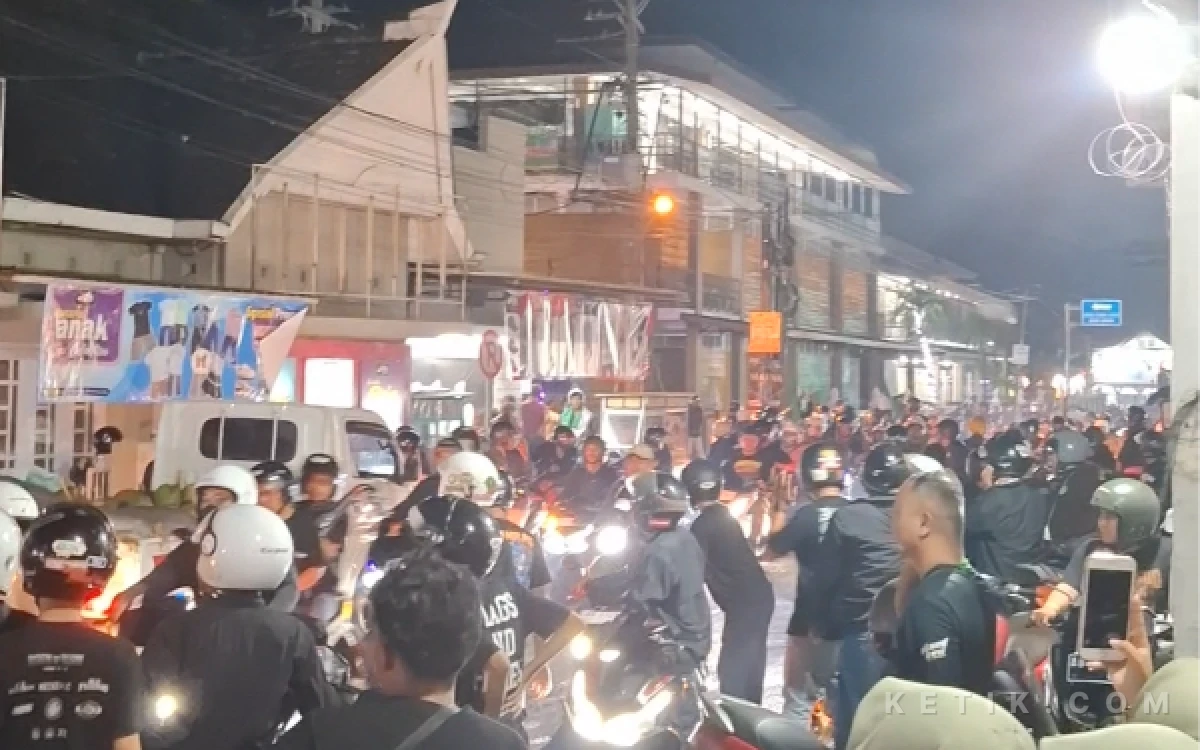 Foto Suasana ketegangan massa di seputaran Pasar Godean, Sleman, akibat gesekan antarsuporter beda klub pasca laga promosi PSS Sleman ke Liga 1, Senin malam 4 Mei 2026. Insiden ini memaksa pihak kepolisian bekerja ekstra untuk meredam keributan dan menjaga keamanan warga. (Foto: Fajar R/Ketik.com).