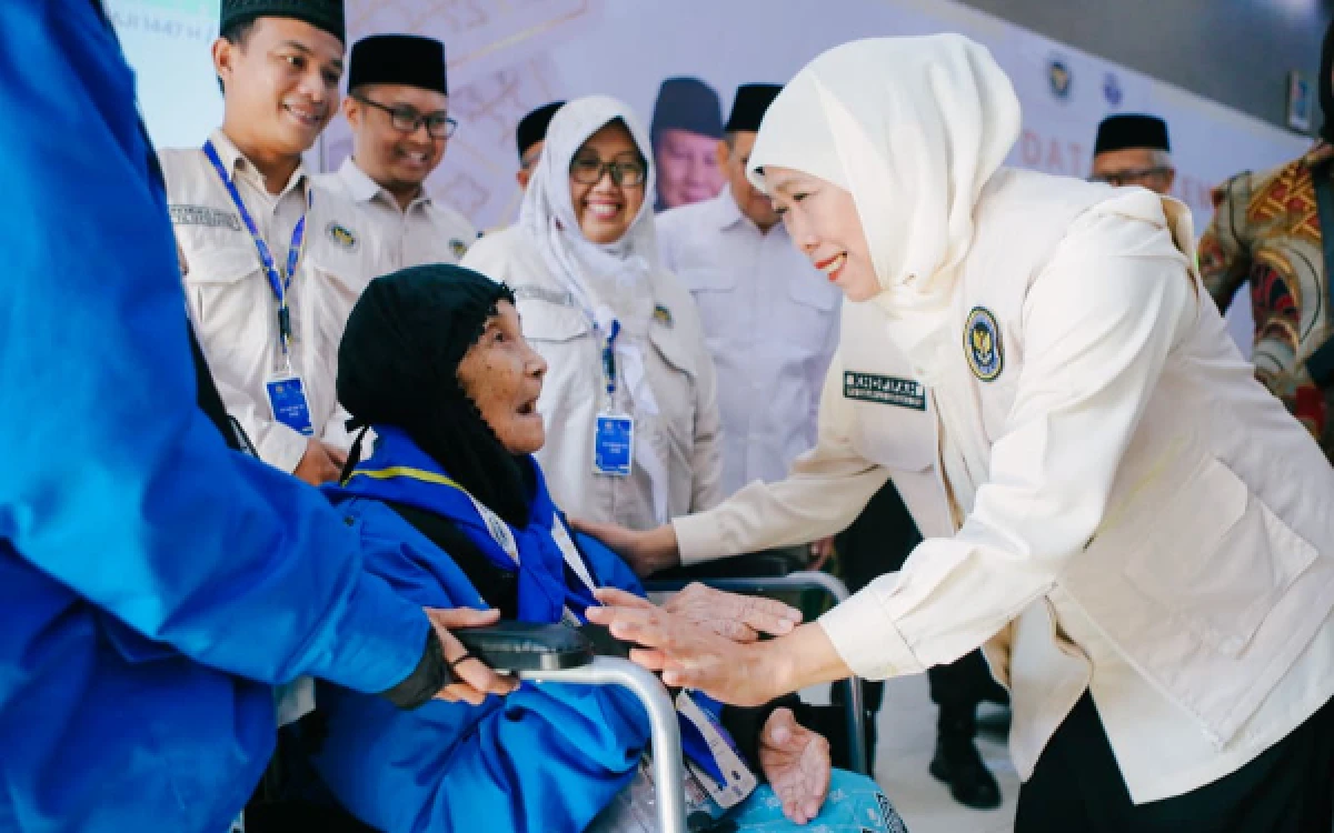 Thumbnail Berita - Sambut Kepulangan Haji Kloter Terakhir Debarkasi Surabaya, Gubernur Khofifah Sapa Jemaah Tertua dan Apresiasi Keteguhan Ibadah Nenek Raminten