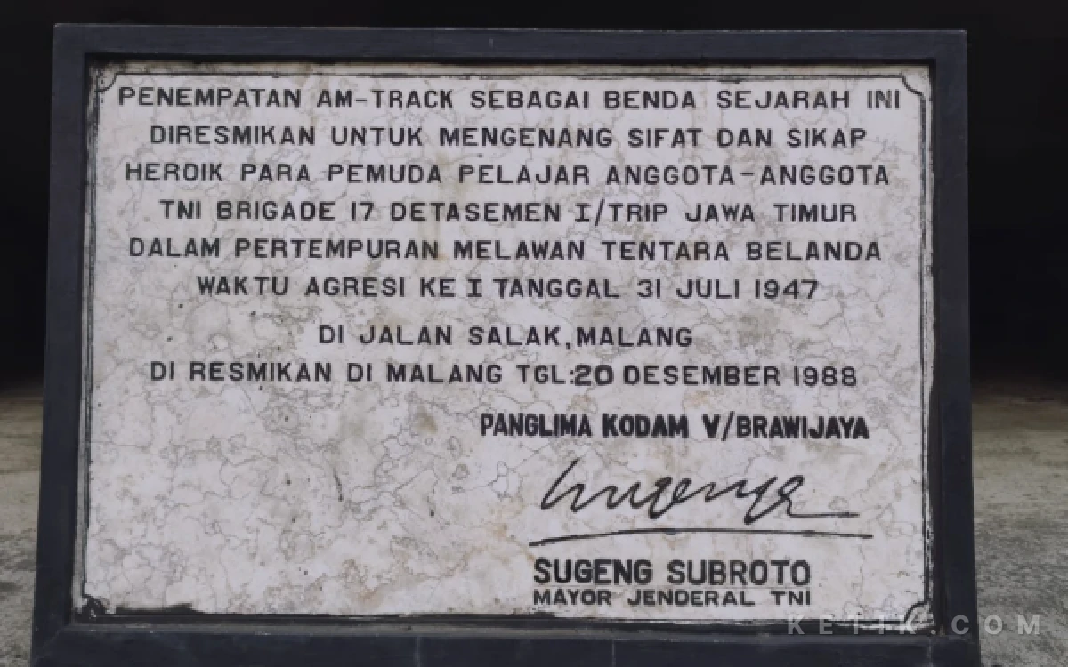 Foto Prasasti Pangdam V/Brawijaya, Sugeng Subroto, kala meresmikan LVT-4 Water Buffalo ini sebagai salah satu tetenger sejarah di Museum Brawijaya Malang pada 1998 Silam. (Foto: Dendy/Ketik.com)