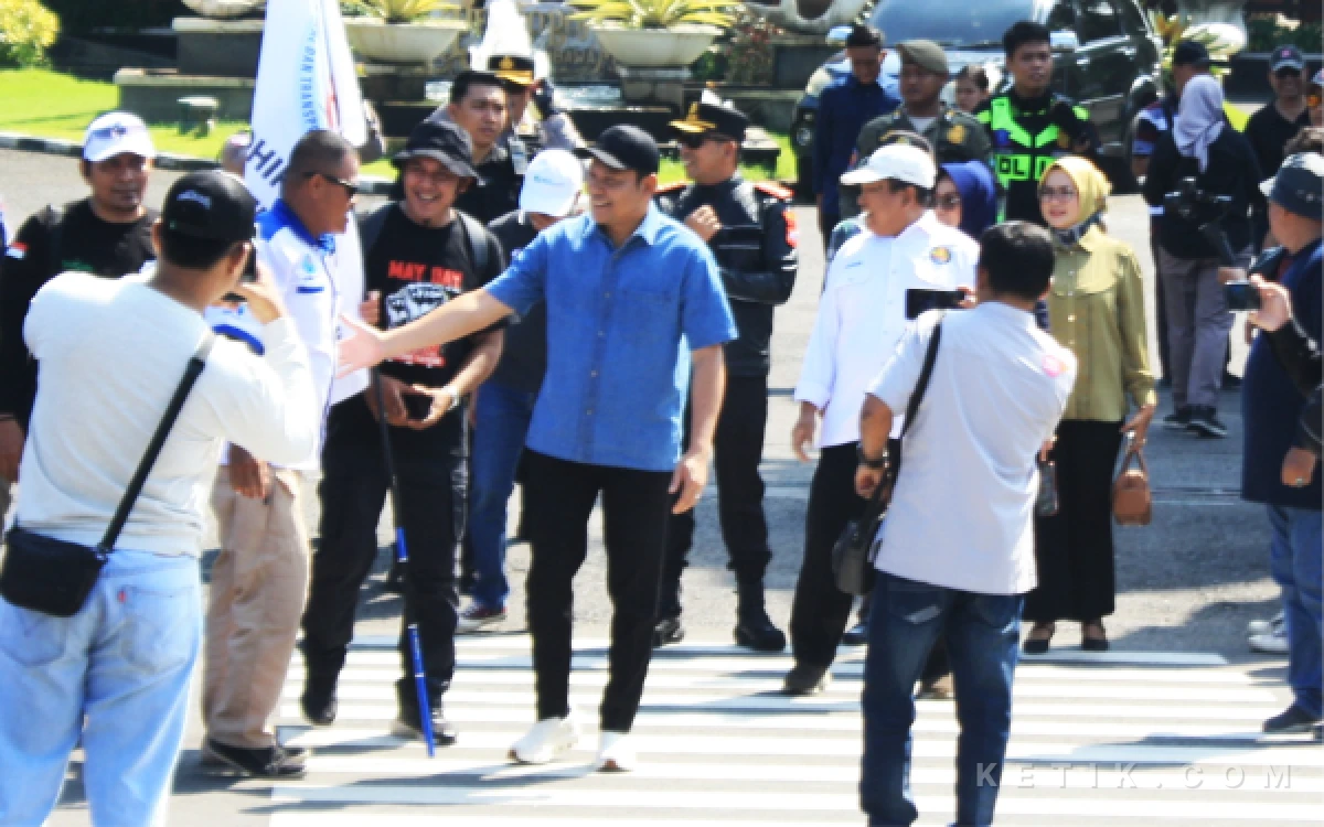 Thumbnail Berita - Bupati Subandi Dipanggil Pekerja sebagai Tamu Kehormatan saat Peringatan May Day