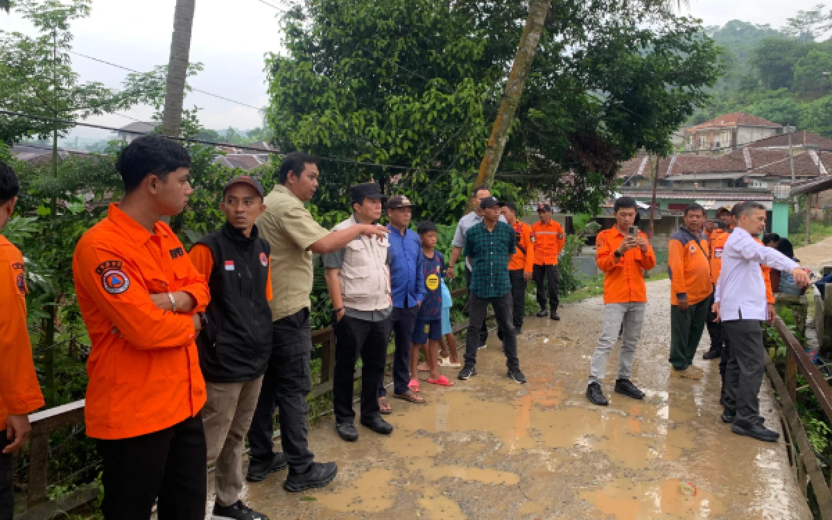 Foto Pj Sekda Lebak, Halson Nainggolan bersama Asda ll Rahmat, dan Sekretaris BPBD Lebak saat meninjau lokasi pasca banjir kemarin di Desa Margaluyu, Kecamatan Sajira. (Foto:Hasfi for ketik.com)