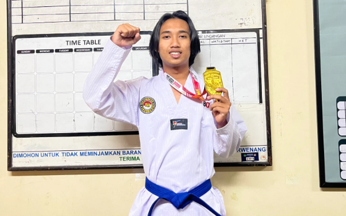 Foto Mahasiswa Prodi HTN Fakultas Syariah UIN Malang, Dhuroruddin Mubarok, berhasil meraih medali emas  pada ajang KSATRIA PBTI Series Asian Taekwondo Open Championship 2026. (Foto: Fakultas Syariah UIN Malang)