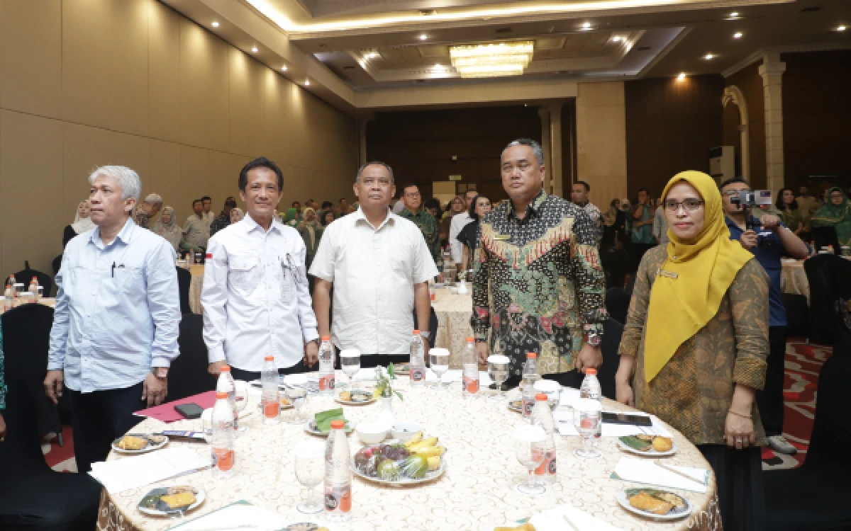 Foto Kepala BKAD Sleman Abu Bakar (paling kiri) mendampingi Bupati Harda Kiswaya (tengah) dalam sosialisasi pembebasan BPHTB bagi warga kurang mampu. (Foto: Prokompim Slmn for Ketik.com)