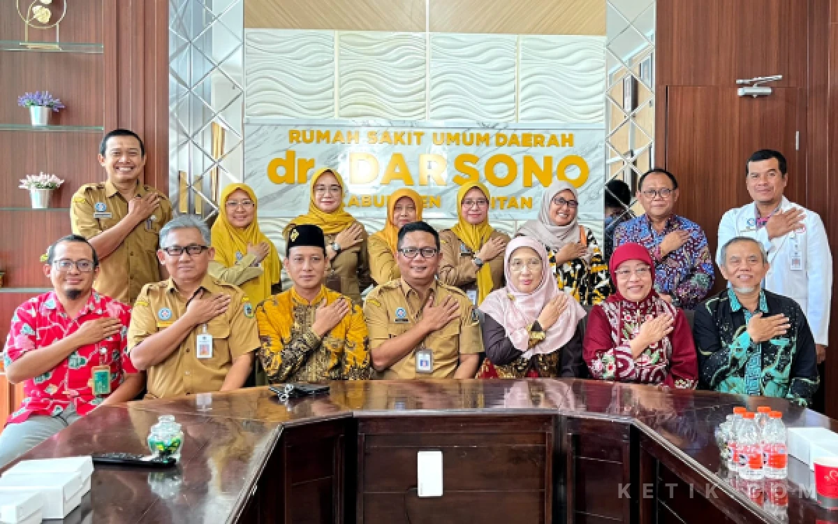 Foto Turut hadir dalam kunjungan tersebut, Anggota Komisi II DPRD Kabupaten Pacitan, dr. H. Warkim Sutarto, MARS, Wakil Dekan Bidang Kerja Sama dan PPDS FKIK UMY Dr. dr. Ekorini Listiowati, MMR, Kaprodi Program Studi Patologi Klinik Program Spesialis dr. Adang Muhammad Gugun, M.Kes., Sp.P.K, Sekprodi Program Studi Patologi Klinik Program Spesialis dr. Suryanto, Sp.PK.(K), serta staf Program Spesialis FKIK UMY Edwin Januardie, S.Pd.